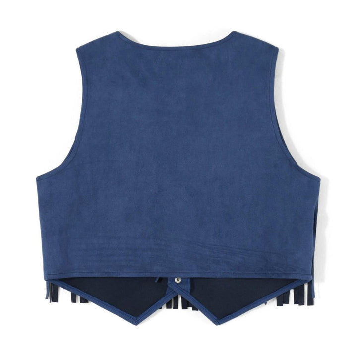 Nahaufnahme der Damen Boho Weste mit Fransen und dem eleganten Knopfverschluss. Einzigartiger Freizeit-Look.