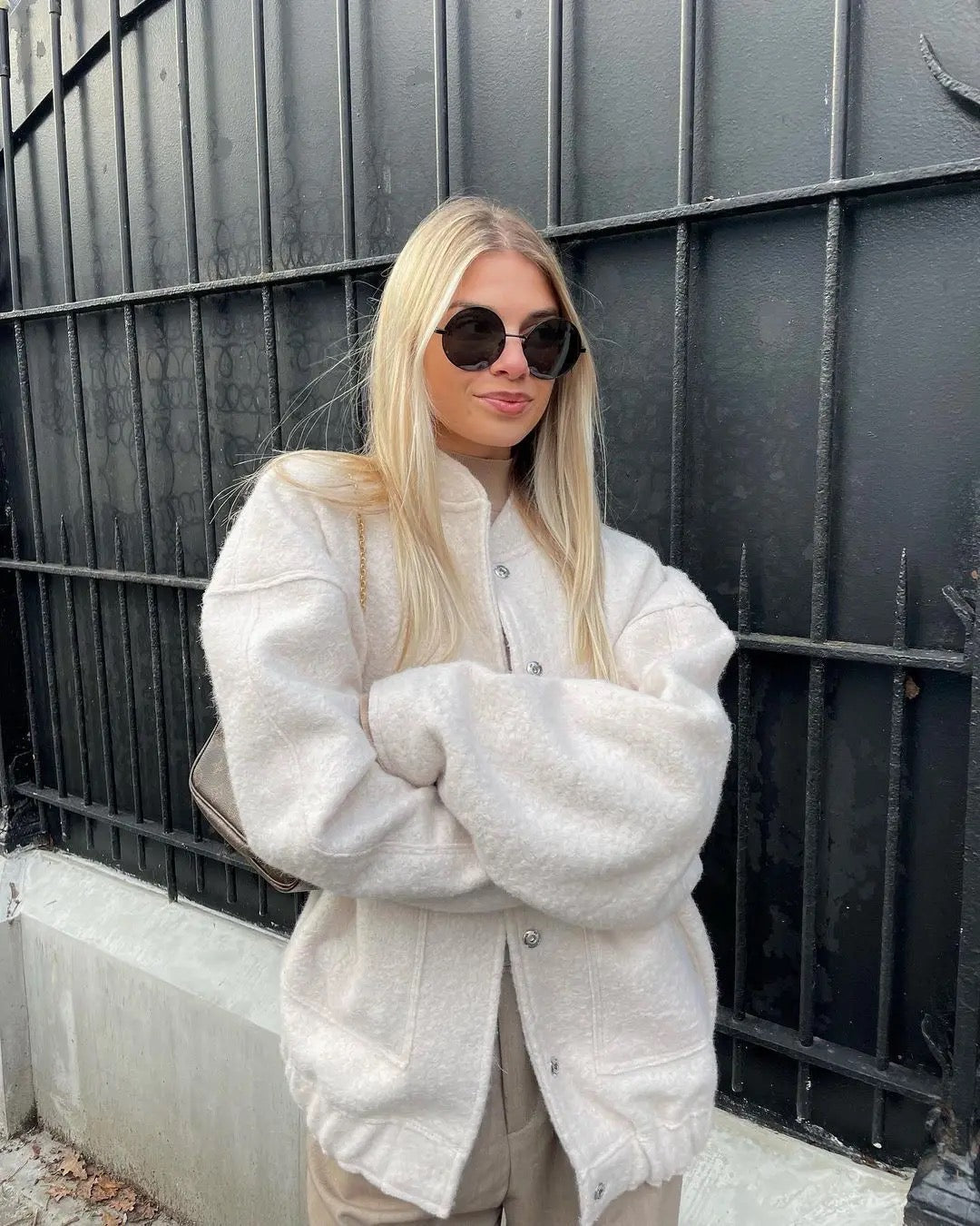 Damen Bomberjacke oversized, weit geschnitten, ideal als Übergangsjacke für den Herbst.