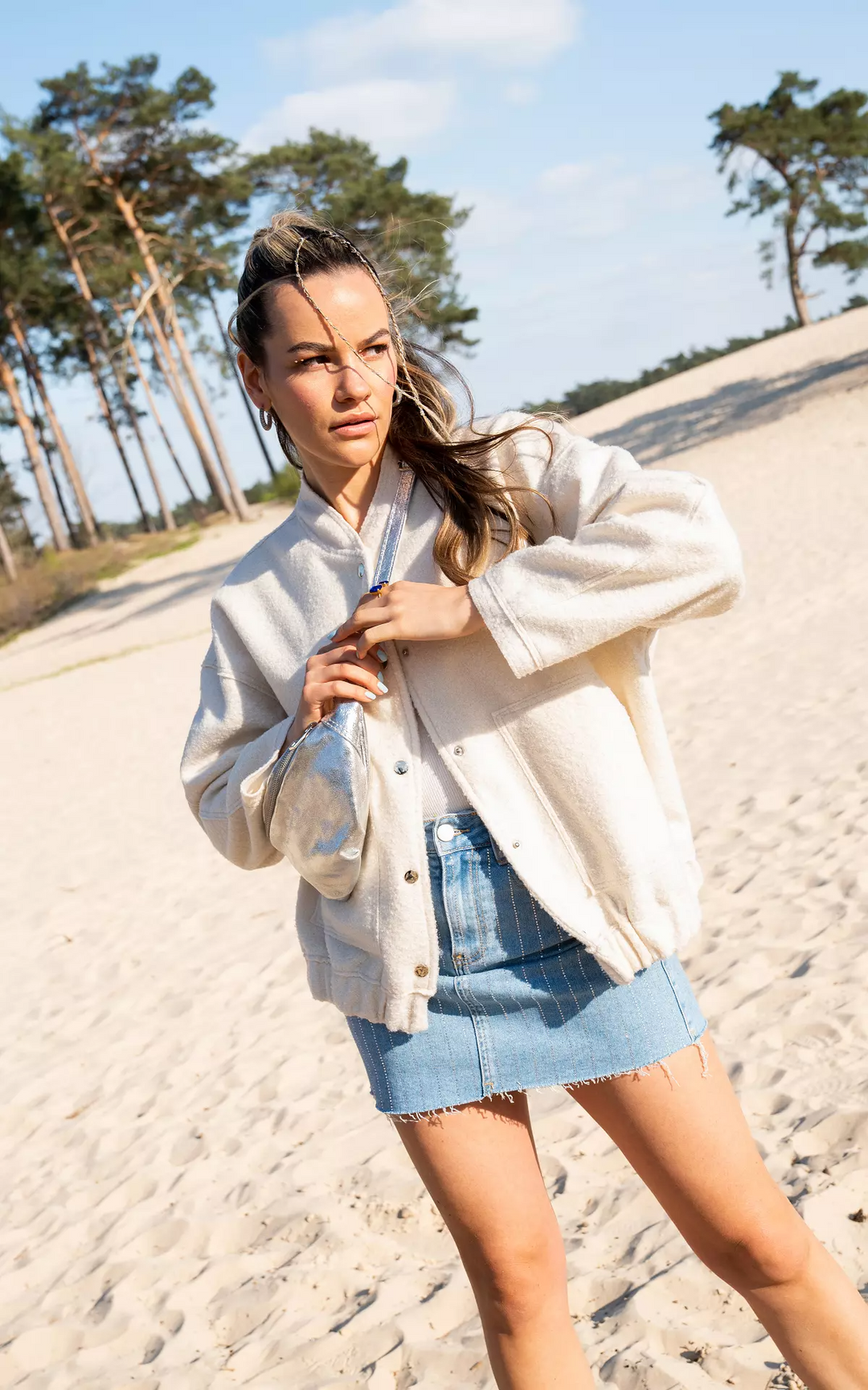 Moderne Damen Übergangsjacke, weit geschnitten und oversized, perfekt für Streetwear-Outfits.