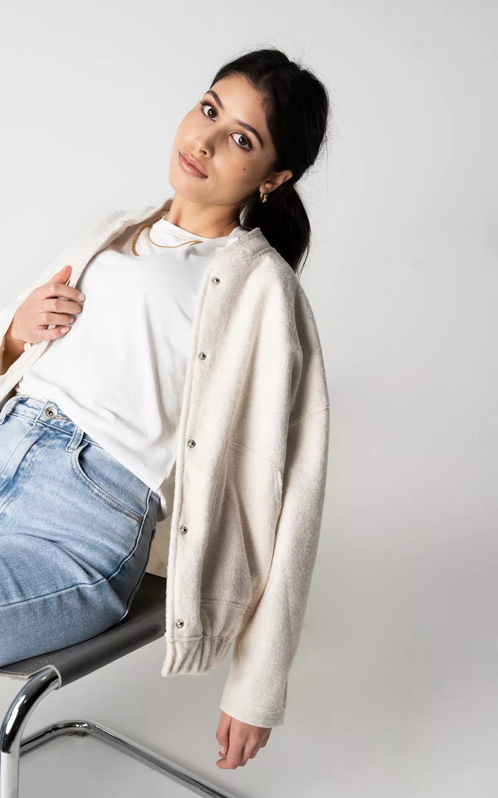 Weit geschnittene Damenjacke im Bomber-Stil, als lässige Herbstjacke vielseitig kombinierbar.