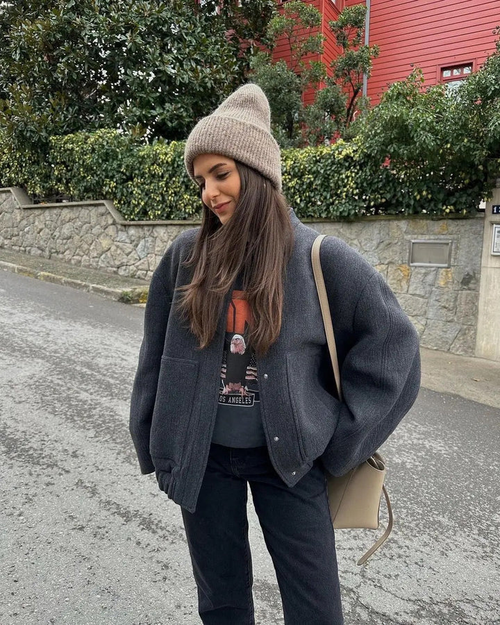 Trendige Oversized Bomberjacke für Damen, ideal für kühle Herbsttage und Freizeitmode.