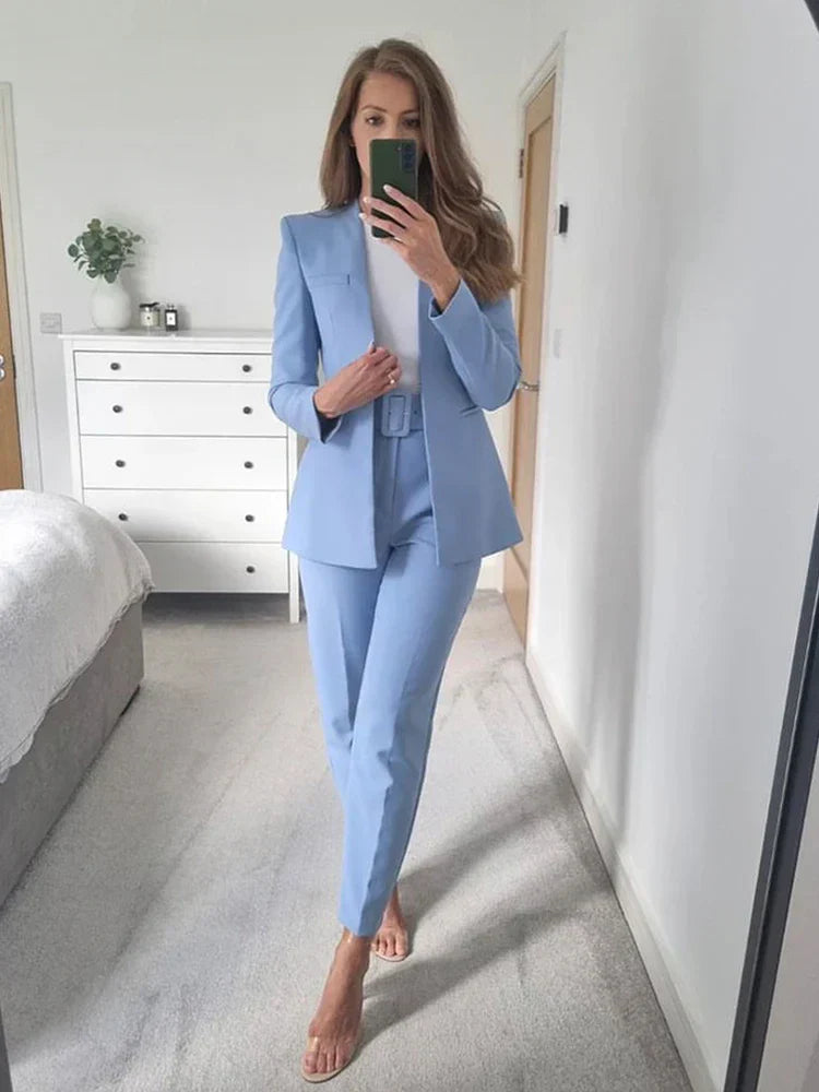Damen Business-Anzug: Eleganter Blazer & Slim-Fit-Hose für professionelles Büro-Outfit.