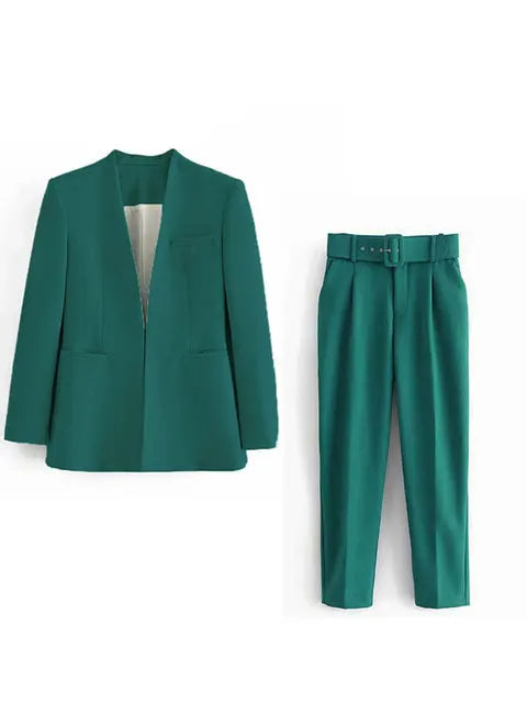 Hochwertiger Damen Anzug: Eleganter Blazer & Slim-Fit-Hose, professionelle Businesskleidung.