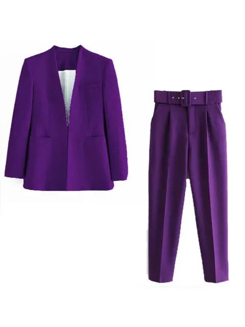 Stilvolles Büro-Outfit: Damen Blazer & Slim-Fit-Hose, perfekt für einen professionellen Auftritt.