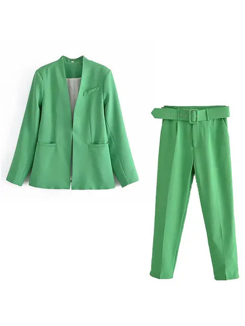 Zeitloser Damenanzug: Eleganter Blazer und Slim-Fit-Hose für klassische Businessmode.