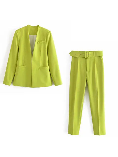 Femininer Business-Anzug: Schicker Blazer & figurbetonte Hose, ideal für das Büro.
