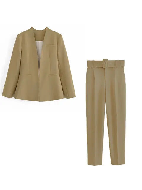 Damenanzug Set: Eleganter Blazer & Slim-Fit-Hose für ein komplettes Business-Outfit.
