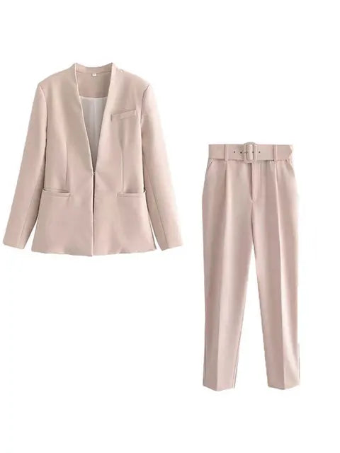 Professioneller Damen Hosenanzug: Schmaler Blazer & elegante Hose für souveränen Business-Stil.