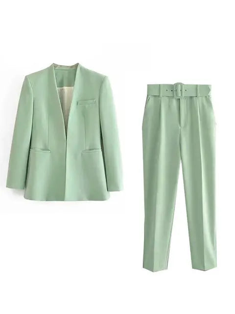 Eleganter Damenanzug für Business: Blazer & Slim-Fit-Hose, perfekt für eine professionelle Garderobe.