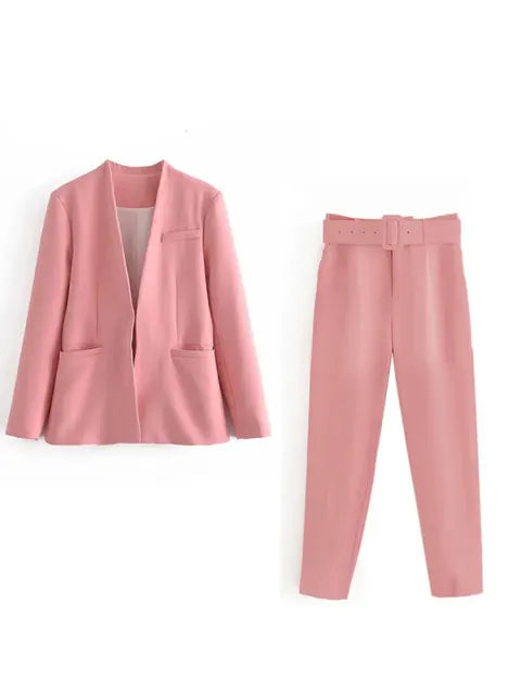 Damen Slim-Fit Business-Anzug: Moderner Blazer & Hose, ideal für ein stilvolles Büro-Outfit.