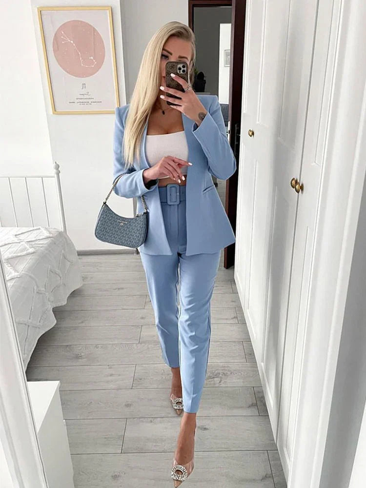 Moderner Damen Hosenanzug: Schmal geschnittener Blazer & Hose, ideal für Businessmode.
