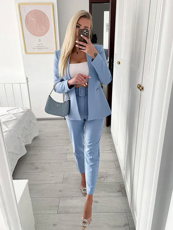 Moderner Damen Hosenanzug: Schmal geschnittener Blazer & Hose, ideal für Businessmode.