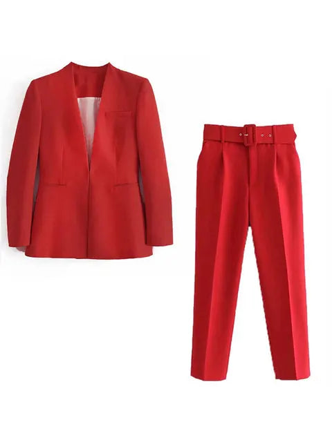 Klassischer Damen Business-Anzug: Zeitloser Blazer & Slim-Fit-Hose für professionelle Eleganz.