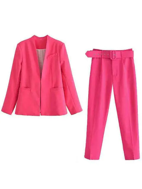 Damen Anzug für das Büro: Eleganter Blazer & schmal geschnittene Hose für einen seriösen Look.