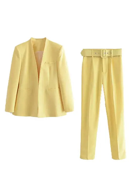 Professioneller Auftritt: Damen Business-Anzug mit elegantem Blazer & Slim-Fit-Hose.