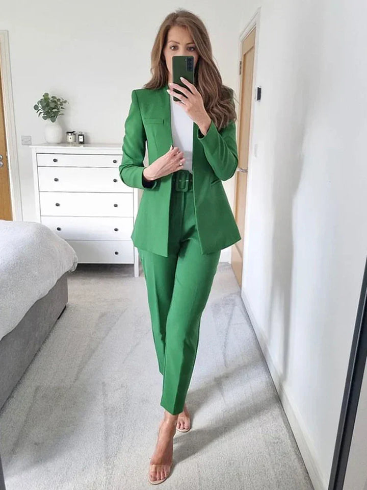 Vielseitiger Damen Anzug: Eleganter Blazer & Slim-Fit-Hose für ein professionelles Erscheinungsbild.