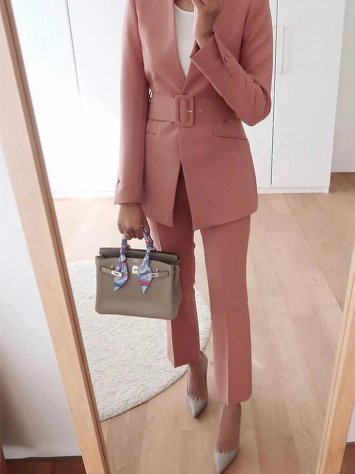Business-Outfit für Damen: Stilvoller Blazer & figurbetonte Hose, perfekt für den Arbeitsalltag.