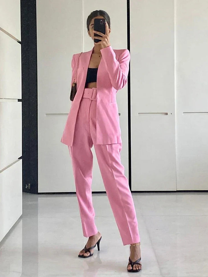Professioneller Damenanzug: Klassischer Blazer & Slim-Fit-Hose, geeignet für formelle Anlässe.