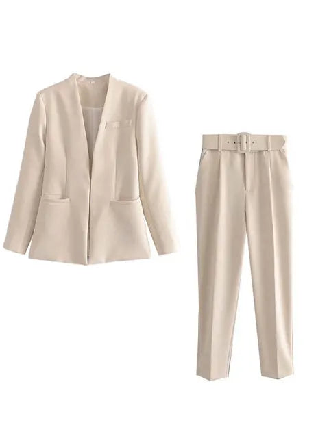 Eleganter Damen Blazer: Teil des Business-Anzugs mit passender Slim-Fit-Hose, Büro-Stil.