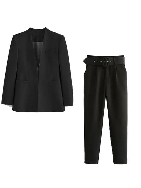 Damen Slim-Fit Hose: Passend zum Business-Blazer, ideal für ein schickes Hosenanzug-Set.