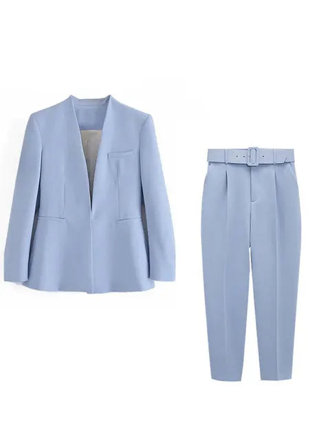 Ganzjähriger Damenanzug: Komfortabler Blazer & Slim-Fit-Hose für Business und elegante Anlässe.