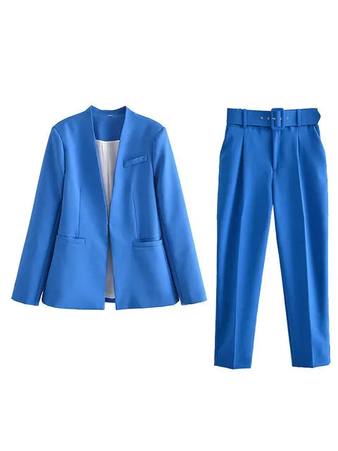 Damen Business Hosenanzug: Moderner Schnitt, eleganter Blazer & schmale Hose für Büro-Look.