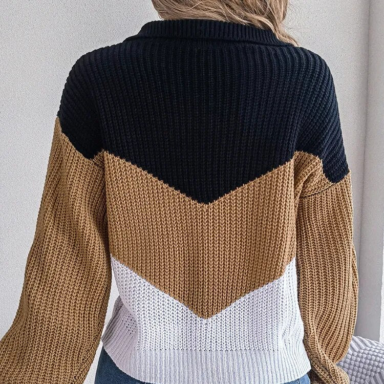 Bequemer, locker geschnittener Damen Pullover mit V-Ausschnitt und modernem Colour-Block-Muster; Übergangsmode.