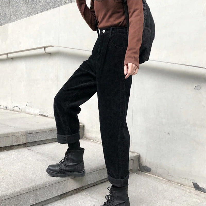 Detailaufnahme einer bequemen Damen Cordhose mit hoher Taille und feiner Cordstruktur.