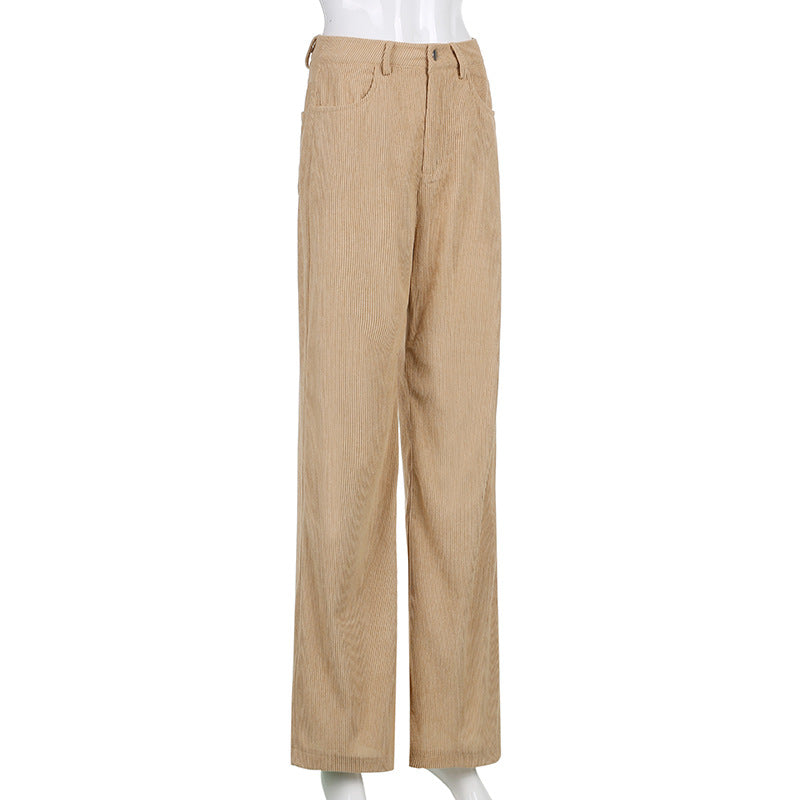 Nahaufnahme der weichen Cordstruktur einer hoch taillierten Damen Hose mit weitem Bein.