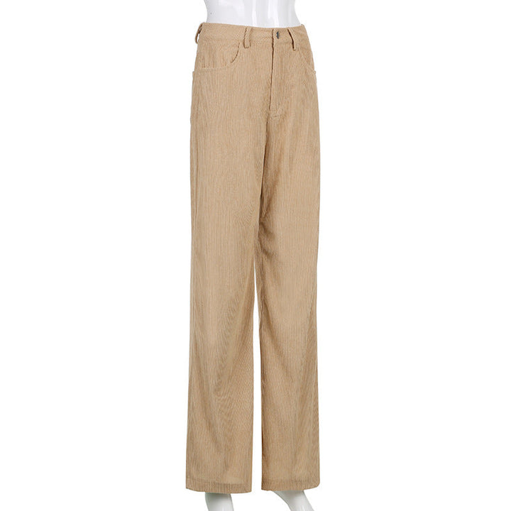 Nahaufnahme der weichen Cordstruktur einer hoch taillierten Damen Hose mit weitem Bein.