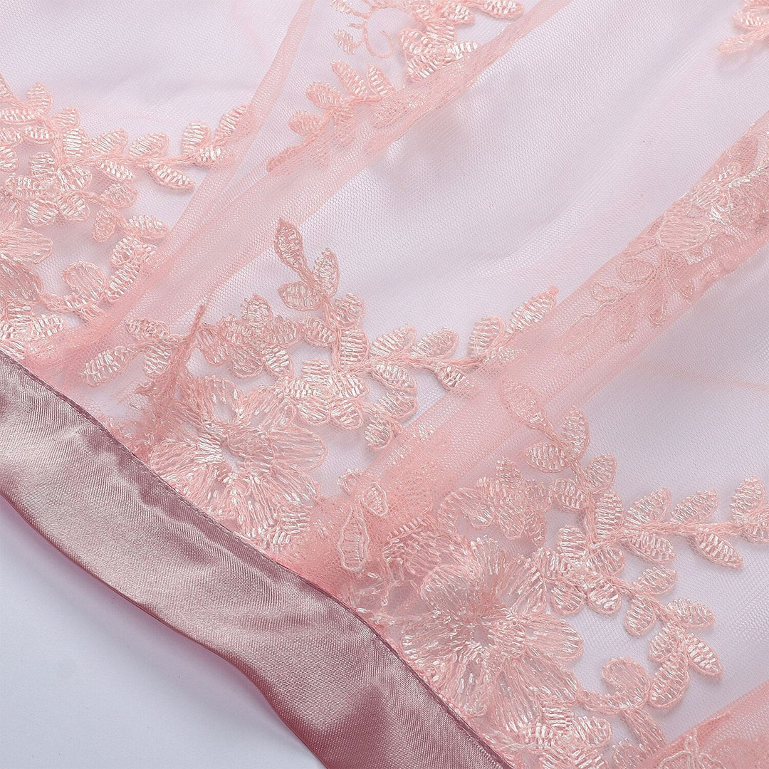 Traditionelles und elegantes Damen Dirndlkleid Emma in zartem Rosa. Ideales Festkleid für bayerische Anlässe.