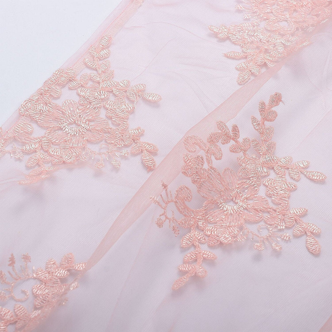 Damen Dirndlkleid Emma: Rosa Trachtenkleid, festlich designt für Oktoberfest und bayerische Hochzeiten. Elegant.