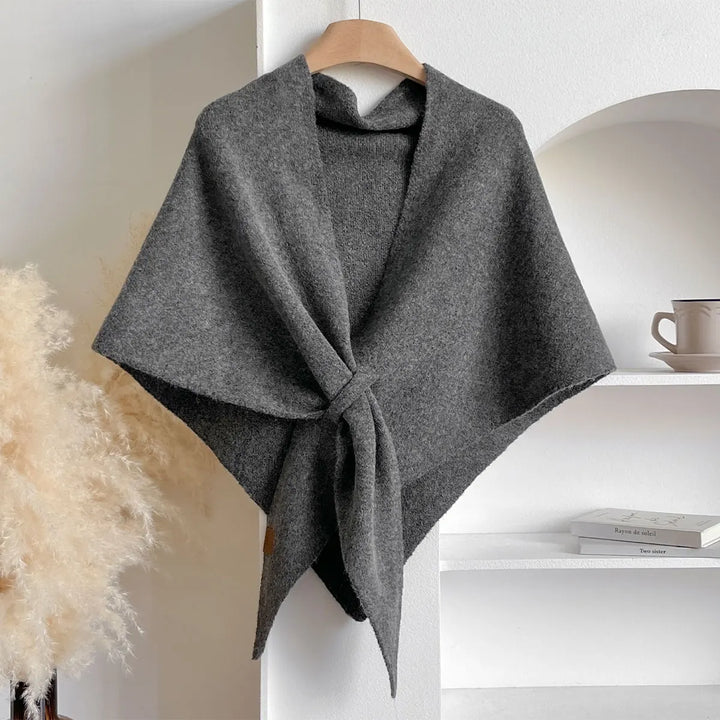 Damen Dreieckstuch elegant getragen als Herbst/Winter Schal. Warmer Modeschal & stilvolles Damen Accessoire.