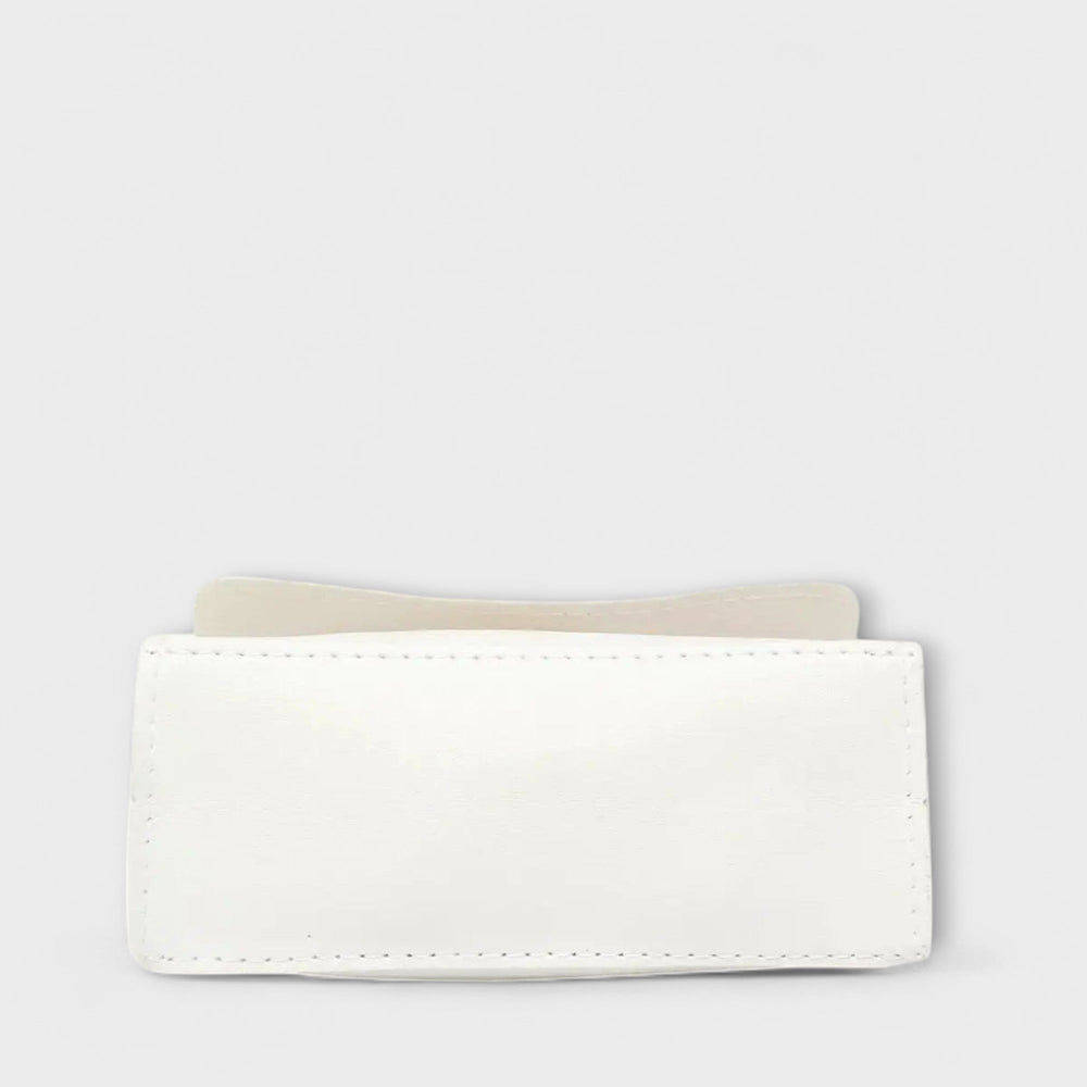 Schwarze Damen Schultertasche mit goldfarbenem Kettenriemen, vielseitig für stilvolle Outfits und Anlässe.