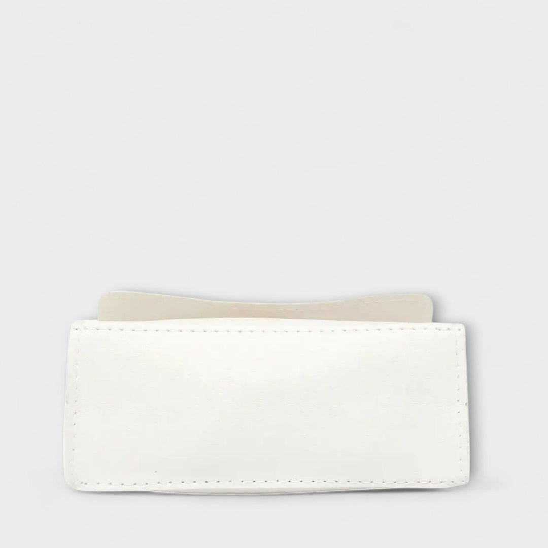 Schwarze Damen Schultertasche mit goldfarbenem Kettenriemen, vielseitig für stilvolle Outfits und Anlässe.