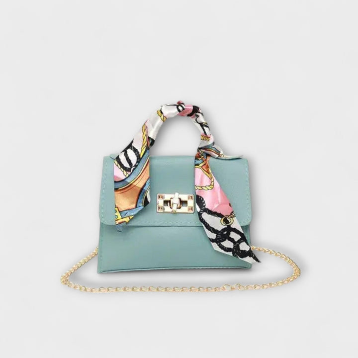 Braune Mini Handtasche für Damen, elegant mit Kettenriemen als Sommer Accessoire. Ideal als Umhängetasche.