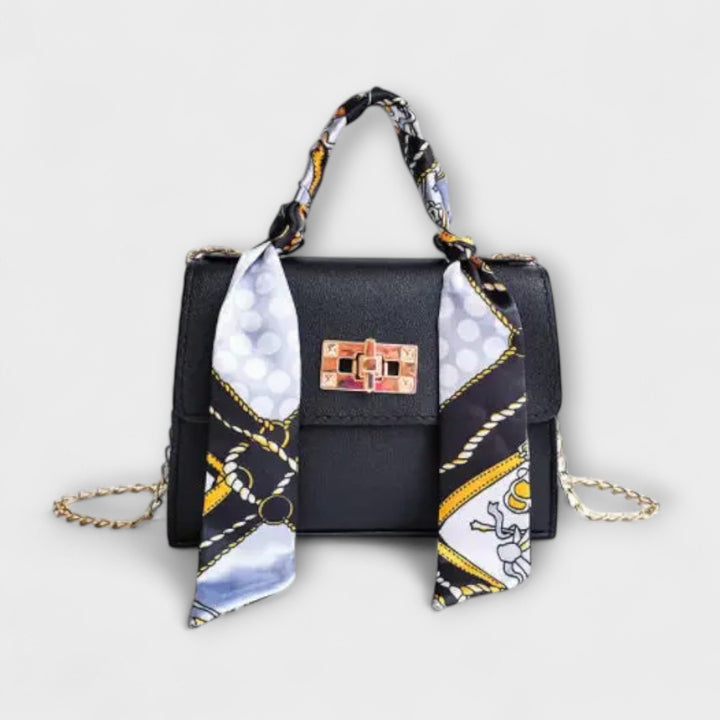 Stilvolle Damen Handtasche in Schwarz, mit einzigartigem Kettenriemen als modisches Statement für Frauen.