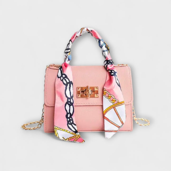 Damen Handtasche in Cognac mit Kettenriemen, ein elegantes Accessoire für jede Jahreszeit und jeden Stil.