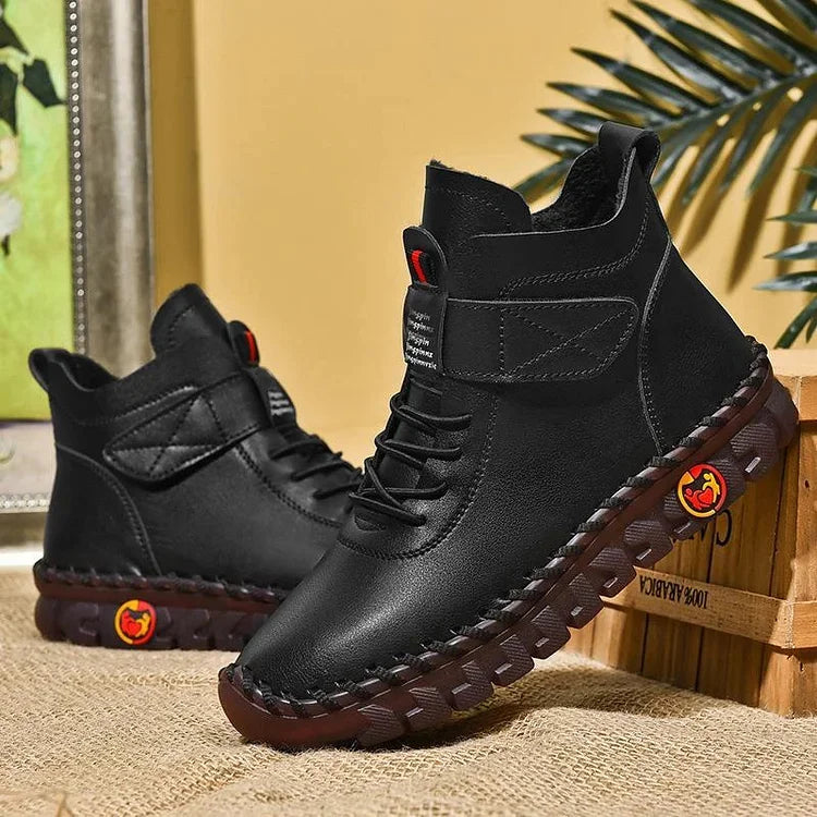 Seitenansicht: Robuste Damen Combat Boots; stilvolle und bequeme Herbst Stiefeletten.