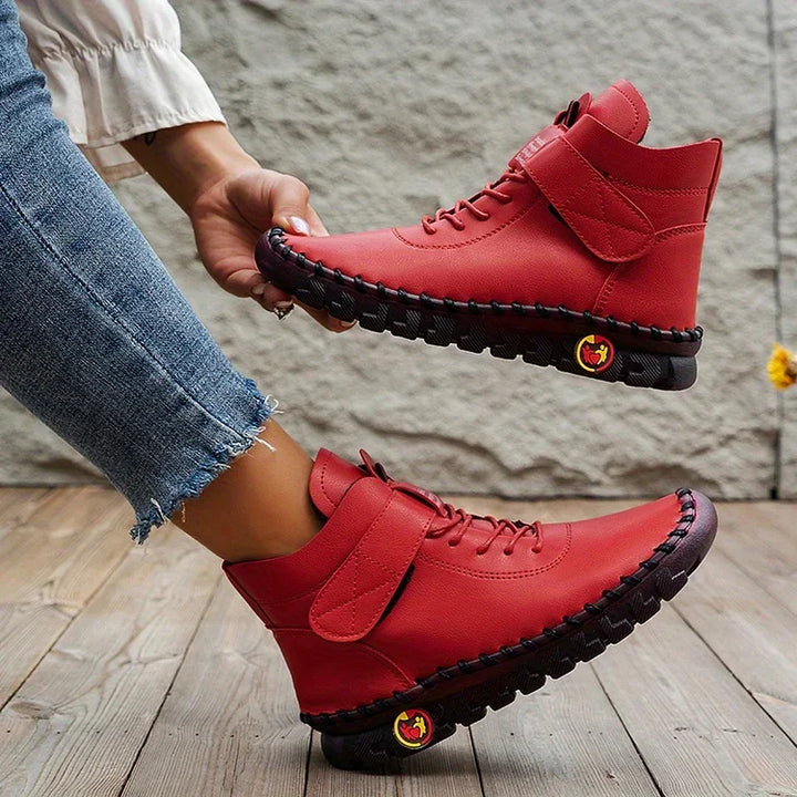 Minimalistische Damen Stiefeletten in Schwarz; vielseitige Herbst Stiefel für Frauen.