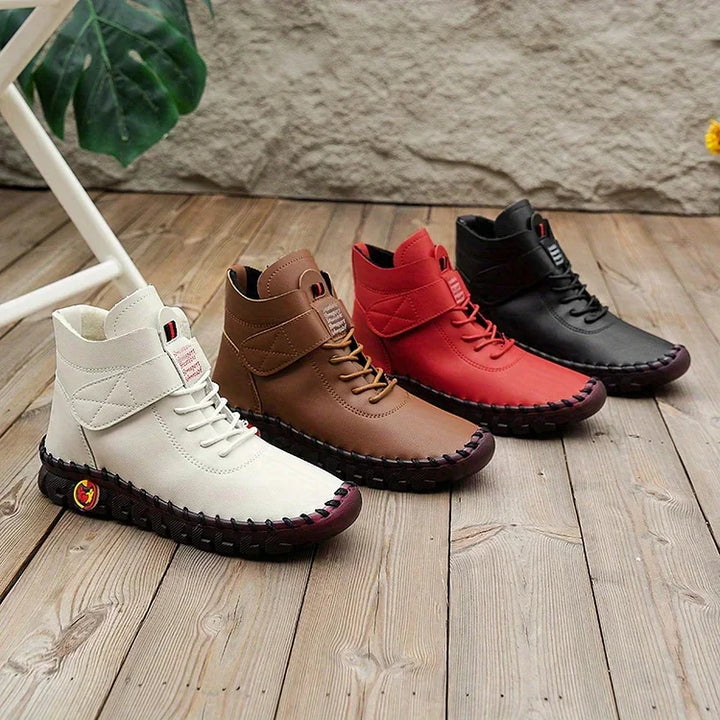 Nahaufnahme: Textur der robusten eleganten Damen Stiefeletten; ideale Herbstschuhe.