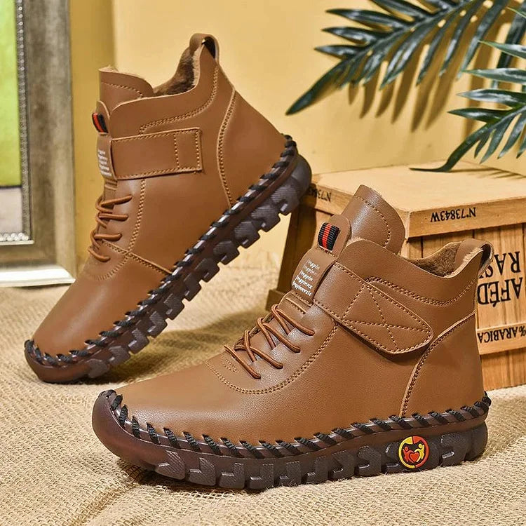 Frontansicht: Elegante Damen Stiefeletten; minimalistische Alltagsschuhe mit festem Absatz.