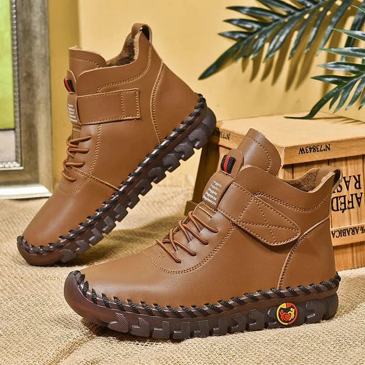 Frontansicht: Elegante Damen Stiefeletten; minimalistische Alltagsschuhe mit festem Absatz.