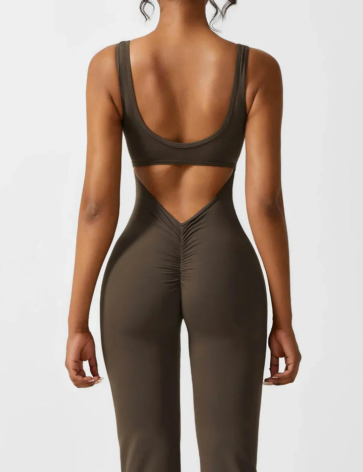 Jumpsuit Damen Eleganz: Rückenfrei mit weitem Ausschnitt, für festliche Stunden.