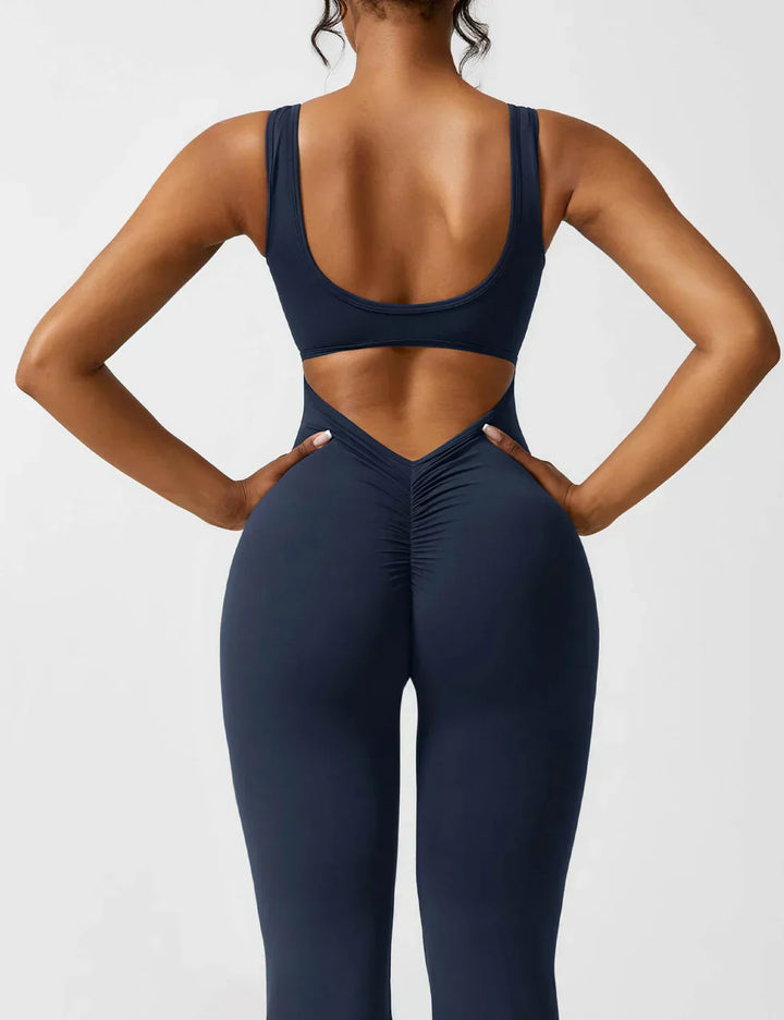 Damenmode Statement Piece: Eleganter Jumpsuit rückenfrei, für glamouröse Auftritte.