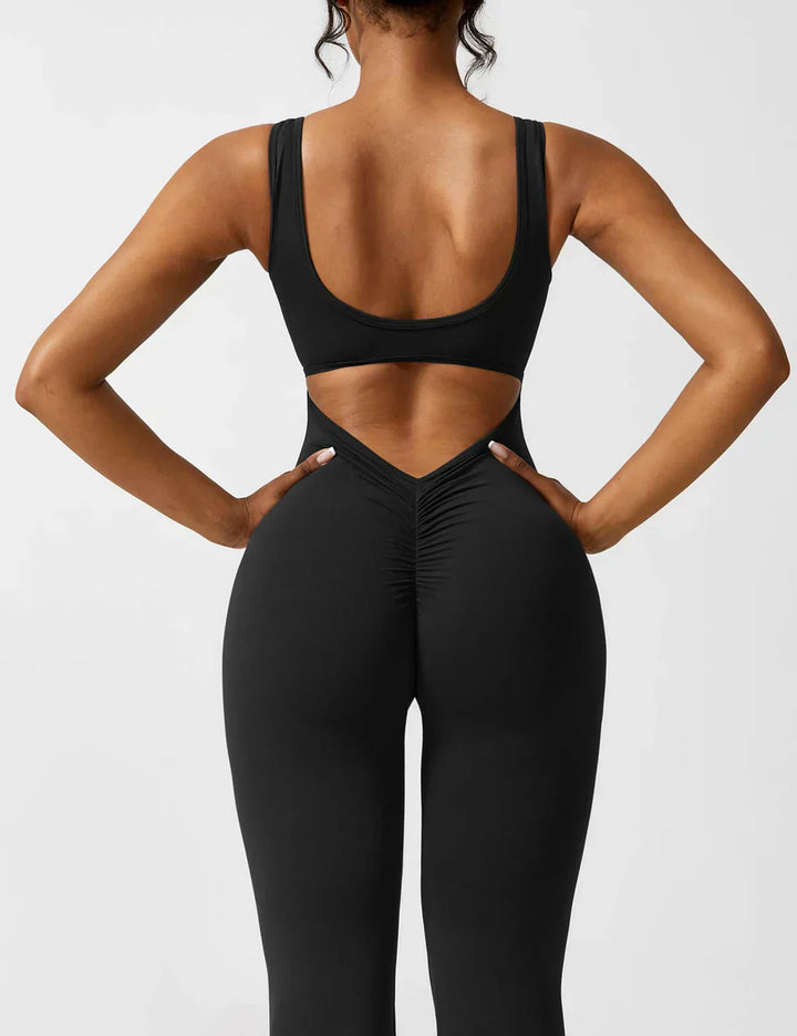 Schicker Jumpsuit für Damen mit offenem Rücken, ein stilvolles Statement Piece.