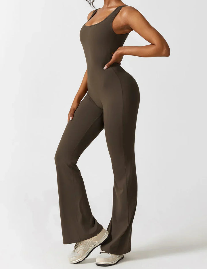 Komfortabler Damen Overall mit offenem Rücken, modisch und elegant.