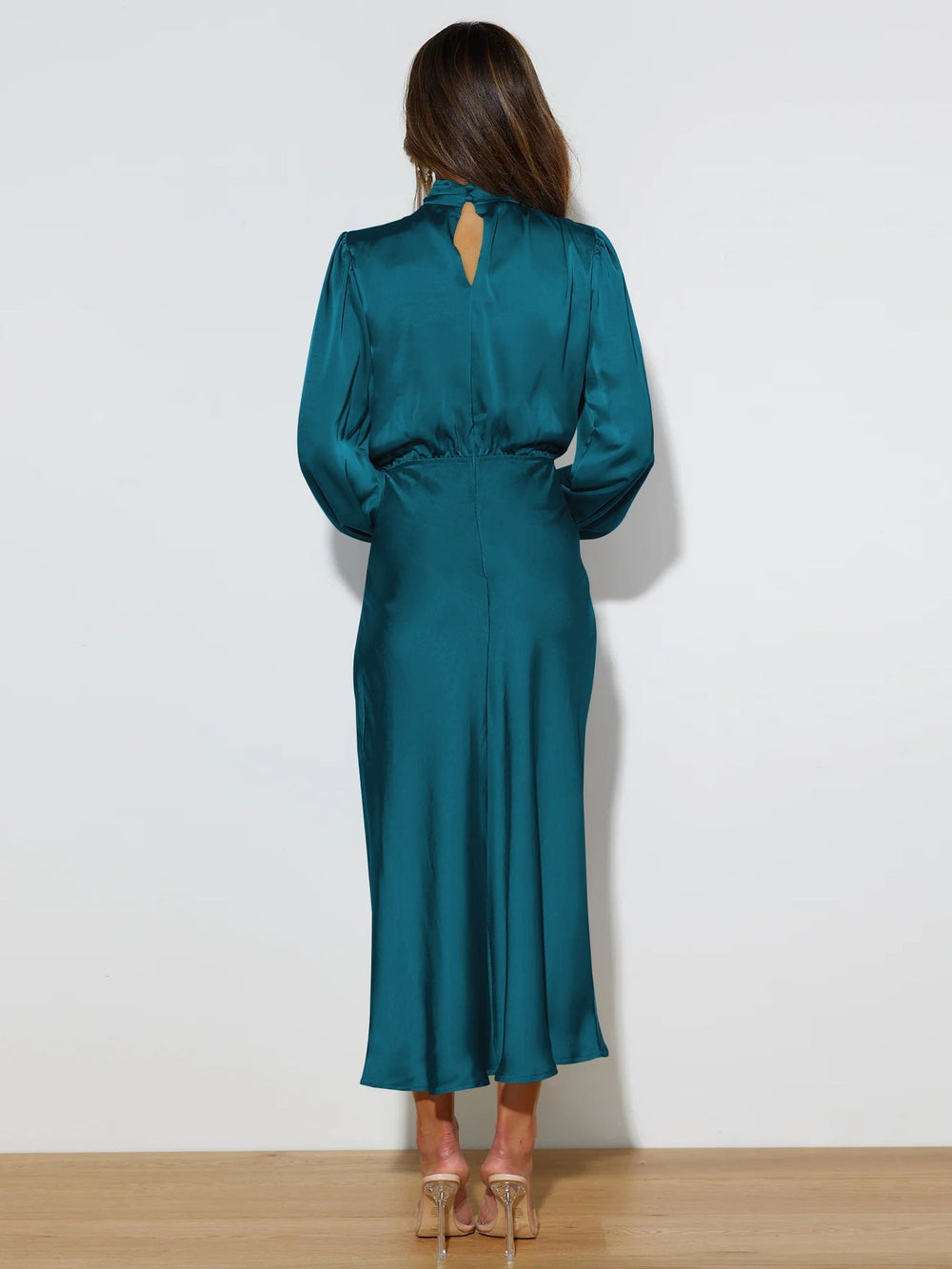 Langes Abendkleid mit Ärmeln, ideal als Ballkleid oder für Hochzeiten, schicke Frauenmode.