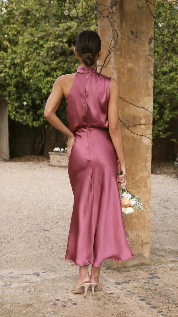 Fließendes Damen Midikleid mit Neckholder und femininem drapiertem Ausschnitt, sehr elegant.
