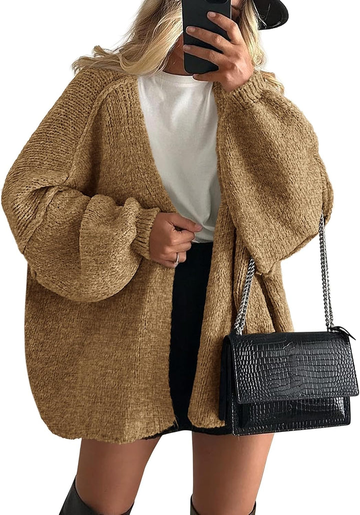 Grauer Damen Strick Cardigan Emilia, locker sitzend. Perfekt für vielseitige und bequeme Frühlingsoutfits.